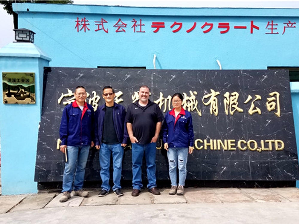 與美國(guó)客戶合影