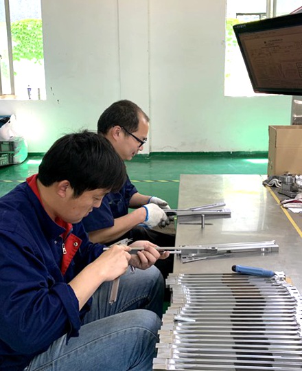 員工檢驗產(chǎn)品